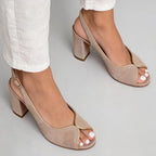 Sandalias sencillas para mujer con tacón grueso, estilo "peep-toe" (abiertas en la punta) y talón descubierto.