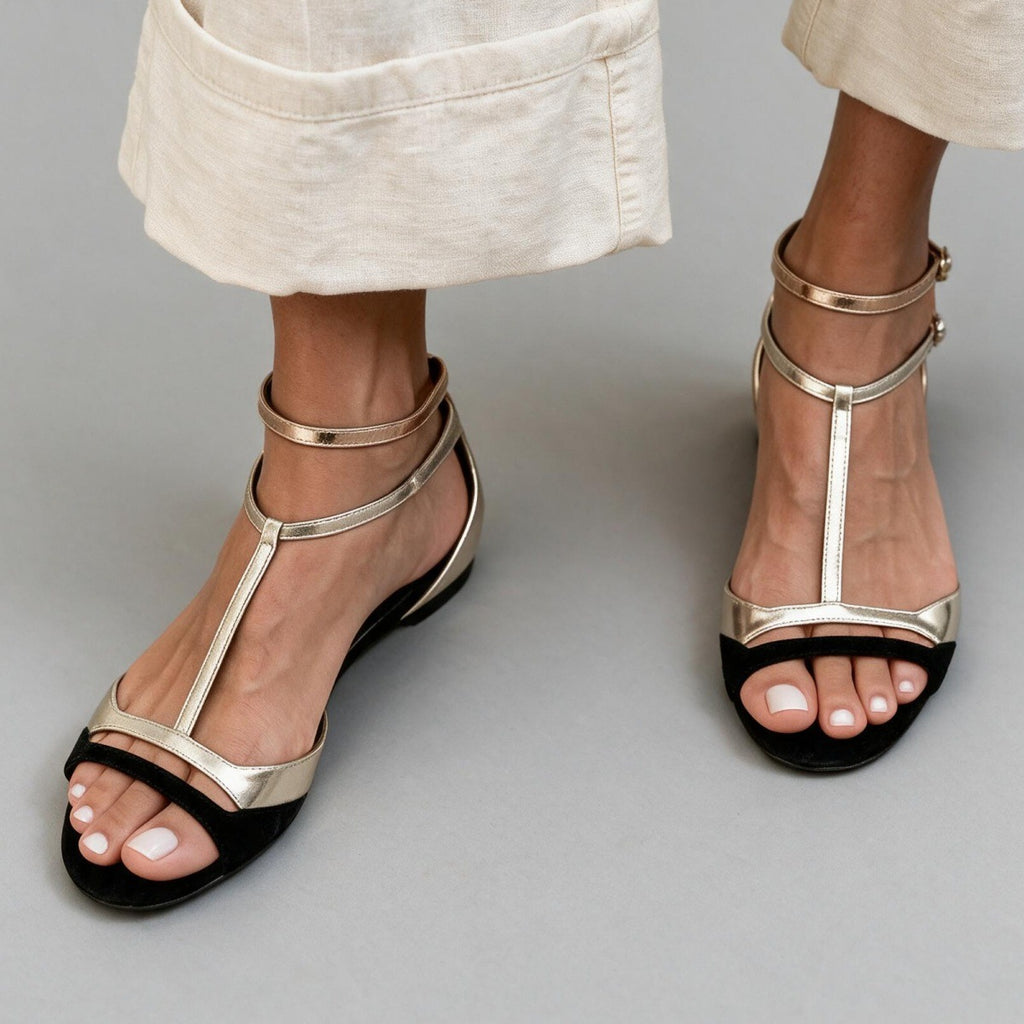 Sandalias de verano para mujer con suela plana y diseño de puntera abierta (tipo «boca de pez»).