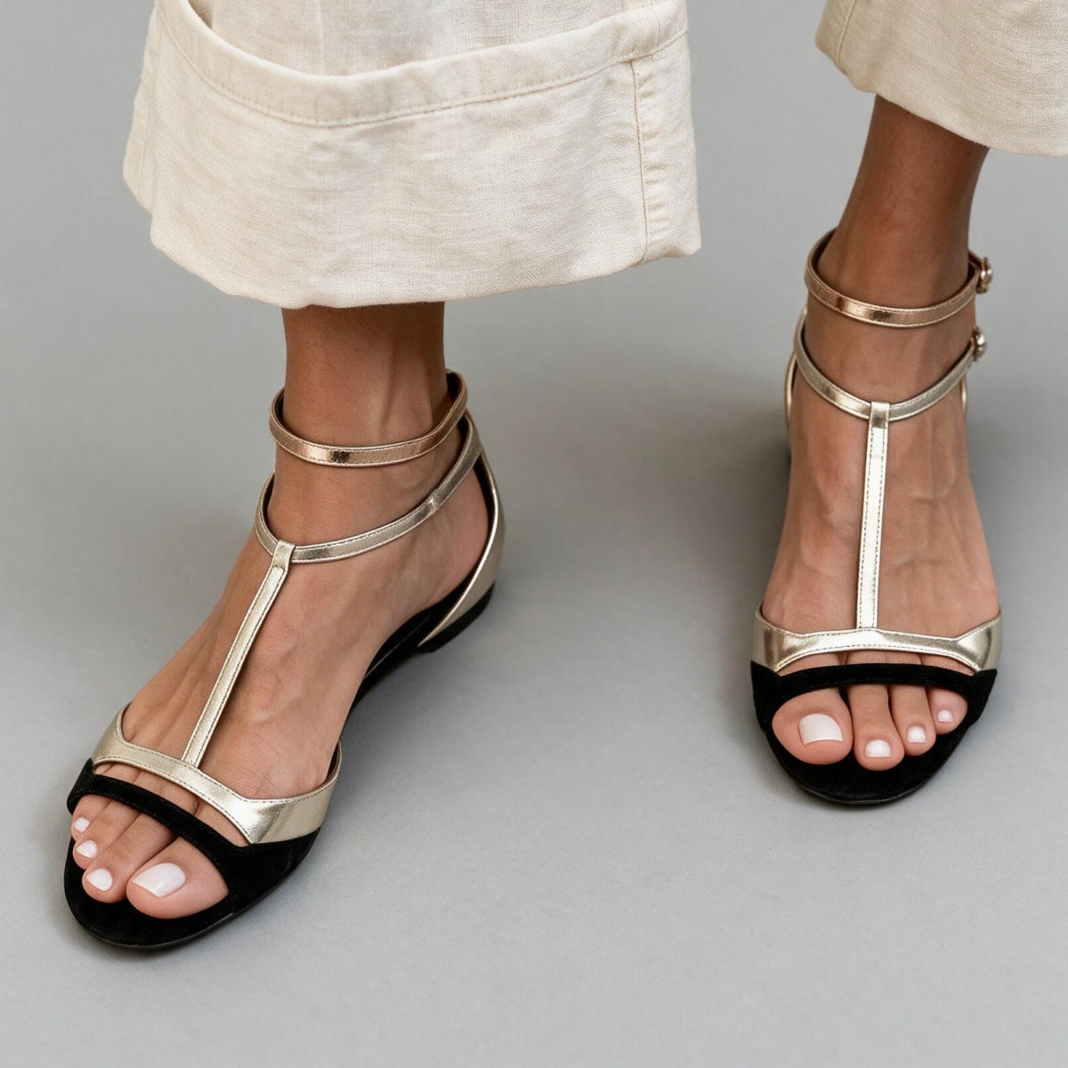 Sandalias de verano para mujer con suela plana y diseño de puntera abierta (tipo «boca de pez»).
