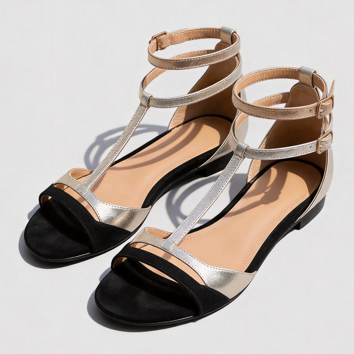 Sandalias de verano para mujer con suela plana y diseño de puntera abierta (tipo «boca de pez»).