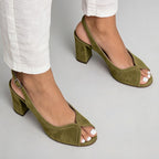 Sandalias sencillas para mujer con tacón grueso, estilo "peep-toe" (abiertas en la punta) y talón descubierto.